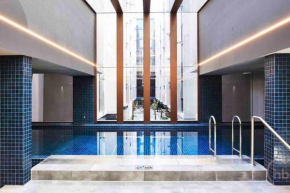 Midnight Luxe 2BR 2Bath 2Car 528 in the heart of Braddon Pool Sauna Gym Secure Parking Wifi Wine